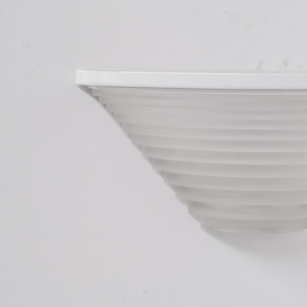 Ein Paar Wandleuchten von Angelo Mangiarotti für Artemide aus der Mitte des Jahrhunderts (Italienisch) im Angebot