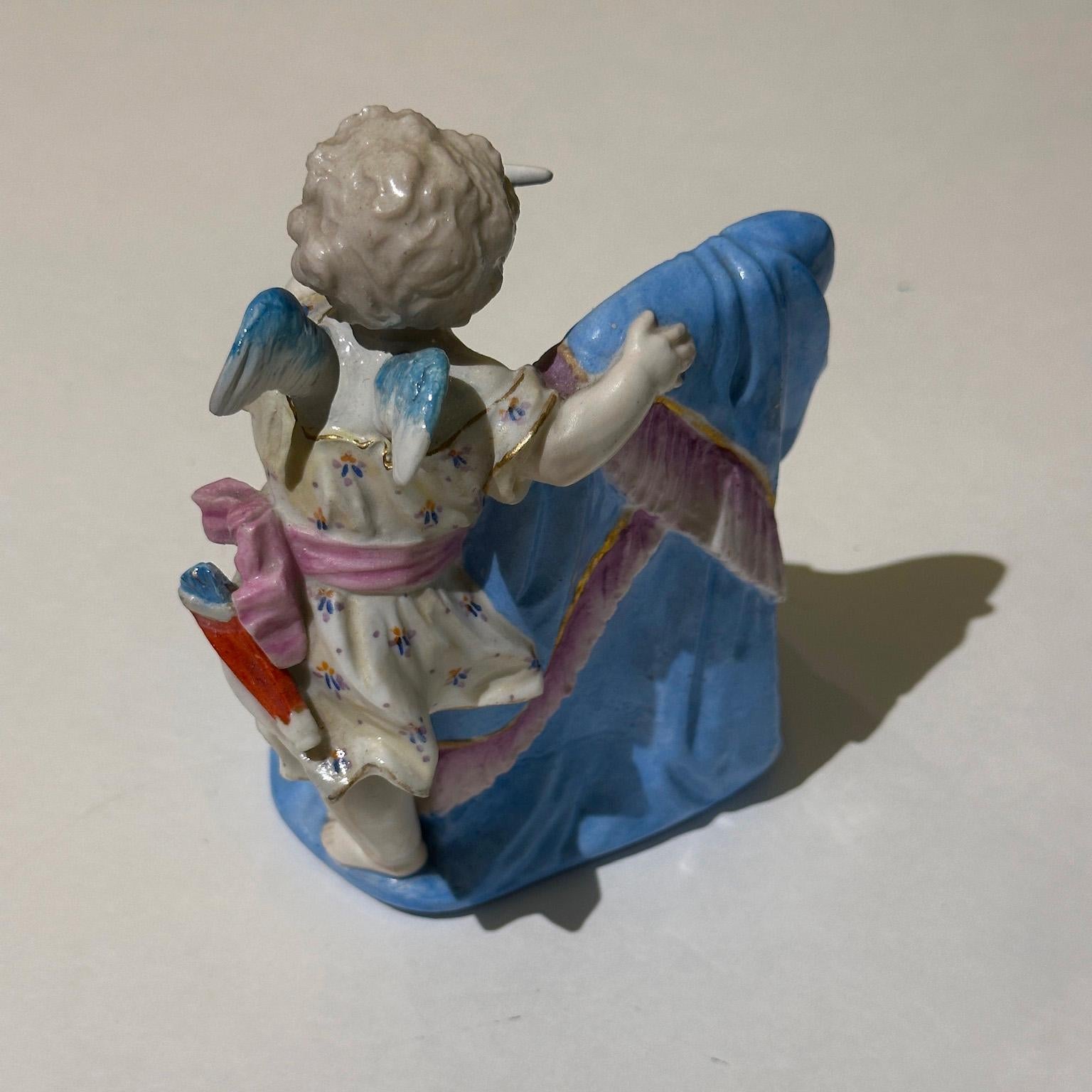 Cette délicate paire de porte-menus en porcelaine, inspirée du style Meissen, est un véritable témoignage du raffinement et de l'élégance de la période rococo. Chaque pièce présente un charmant chérubin enthousiaste, comme s'il tirait gracieusement