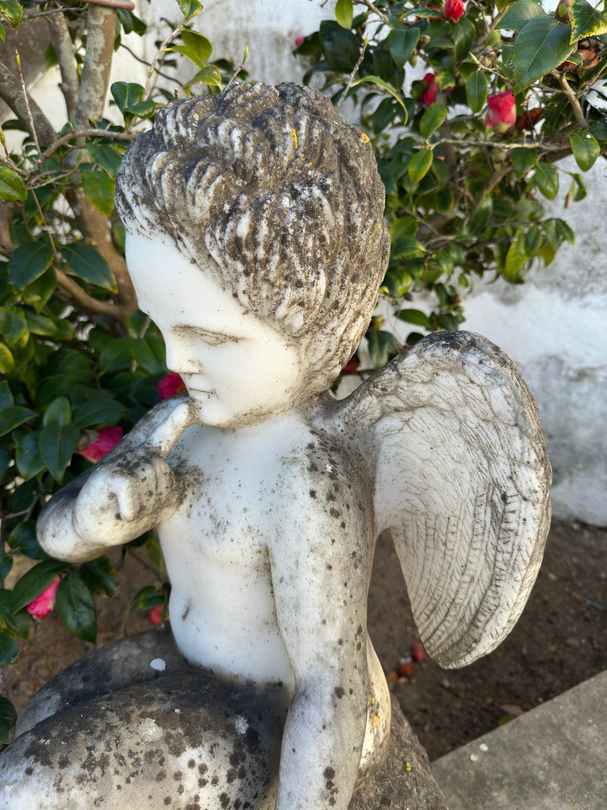 Moderno Coppia di angeli in marmo italiano dei primi del Novecento in vendita