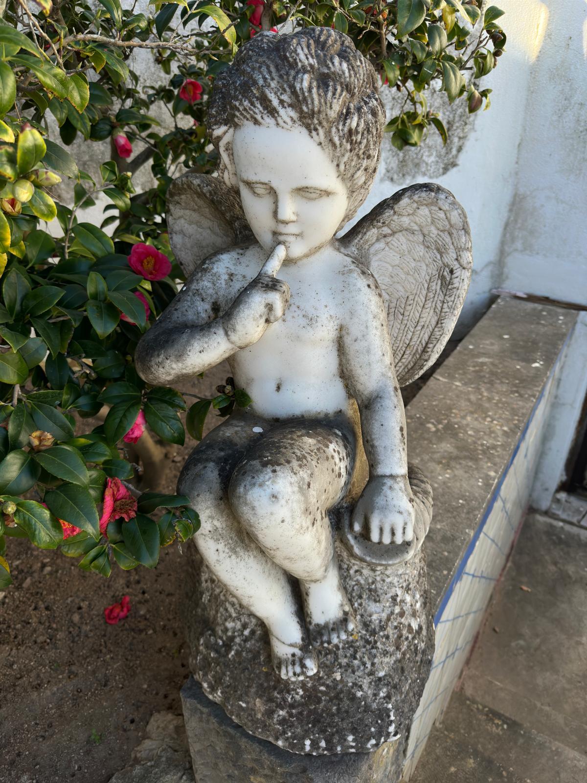 Italiano Coppia di angeli in marmo italiano dei primi del Novecento in vendita