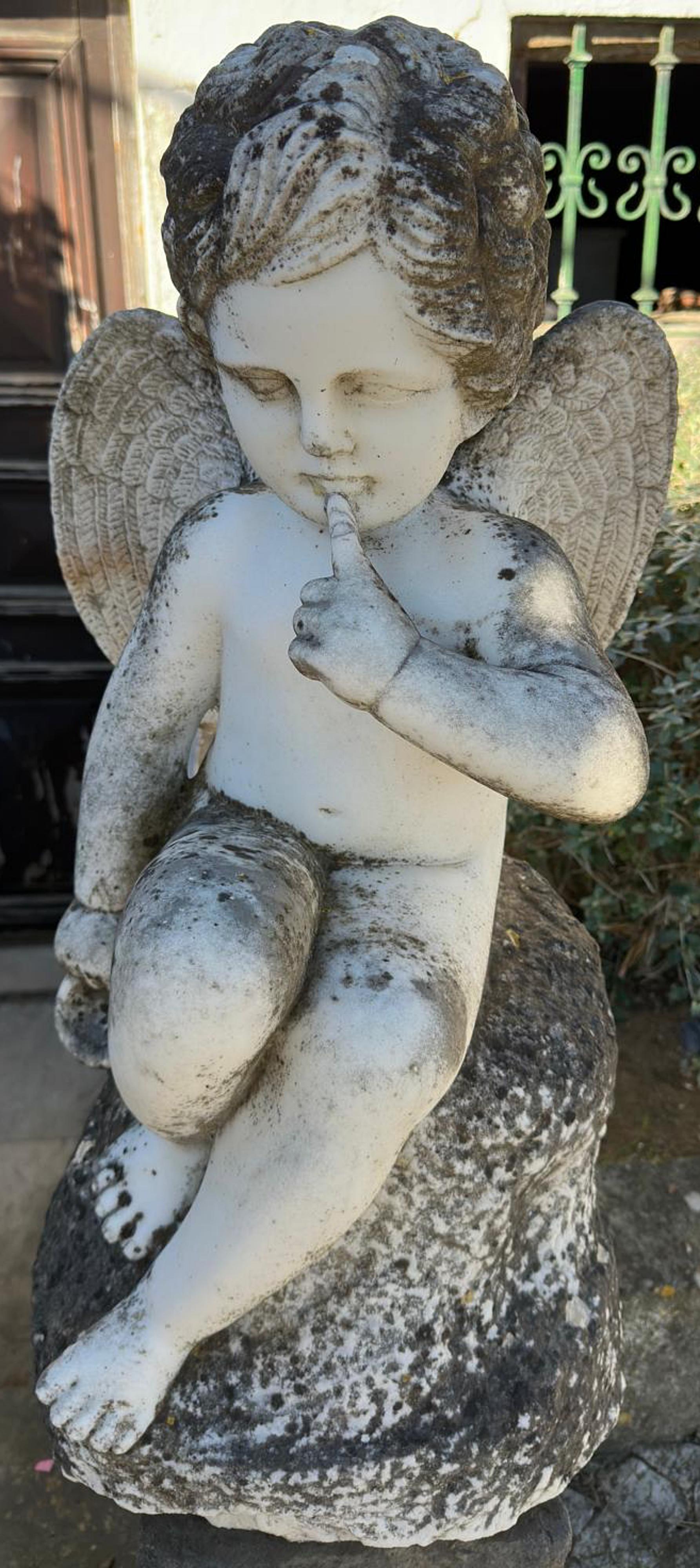 Intagliato a mano Coppia di angeli in marmo italiano dei primi del Novecento in vendita