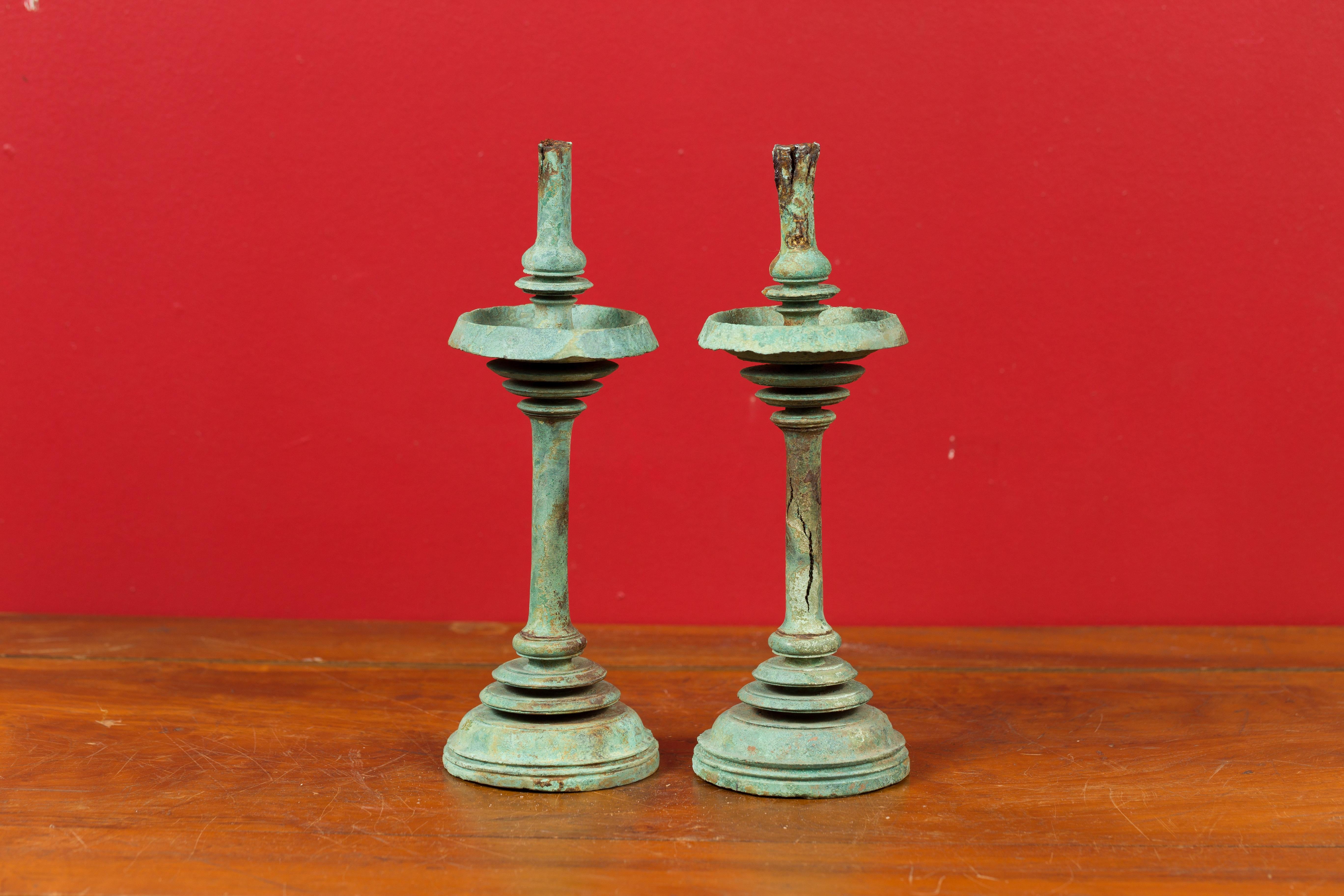 Cambodgien Paire de lampes à huile de temple Angkor-Wat en bronze du 12e siècle provenant de l'Empire cambodgien
