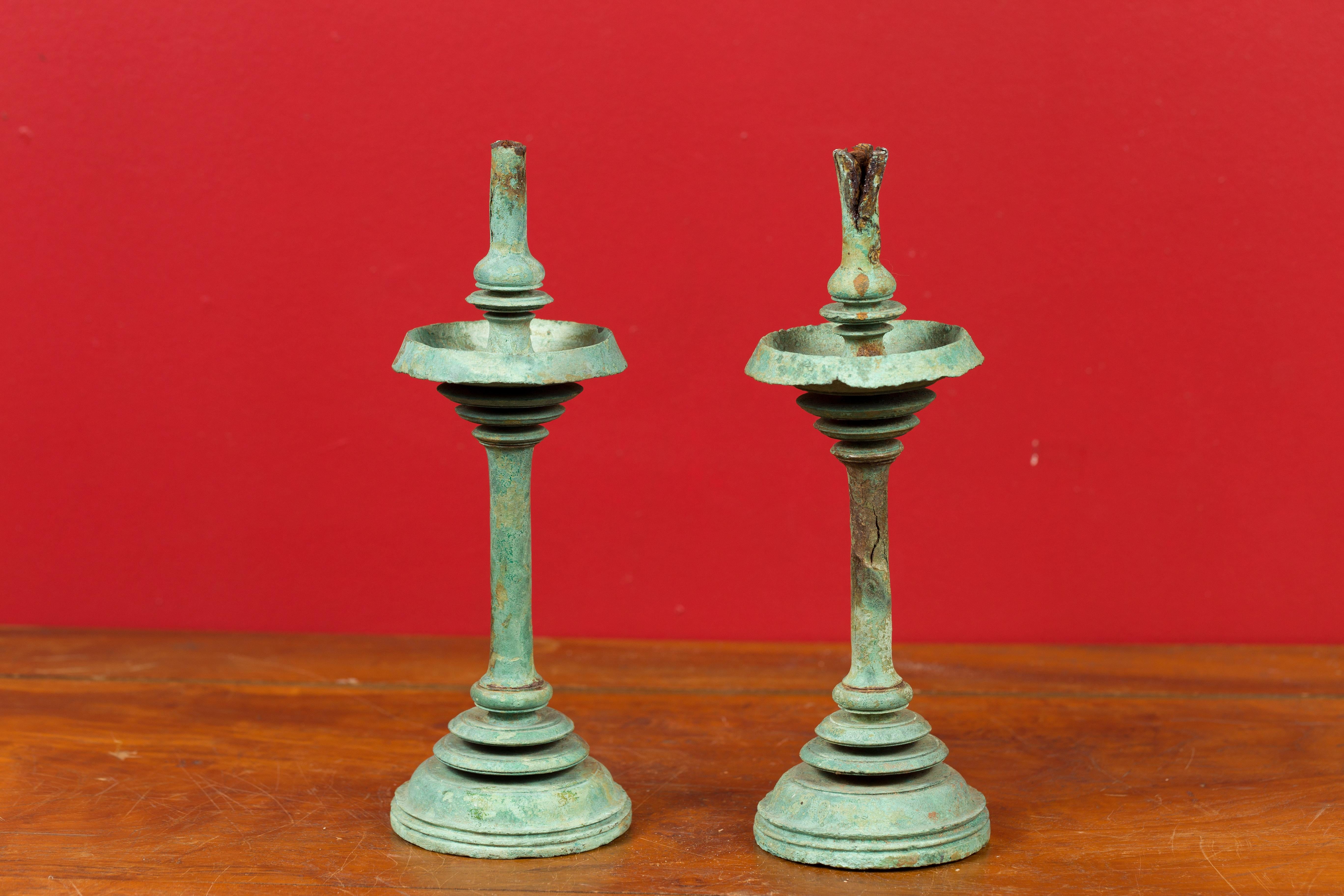 Bronze Paire de lampes à huile de temple Angkor-Wat en bronze du 12e siècle provenant de l'Empire cambodgien