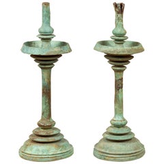 Paire de lampes à huile de temple Angkor-Wat en bronze du 12e siècle provenant de l'Empire cambodgien