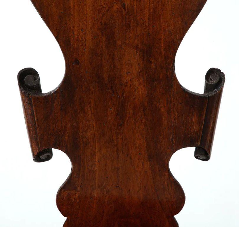 Paar anglo-Dutch-Stühle aus geschnitztem Nussbaumholz (Europäisch) im Angebot