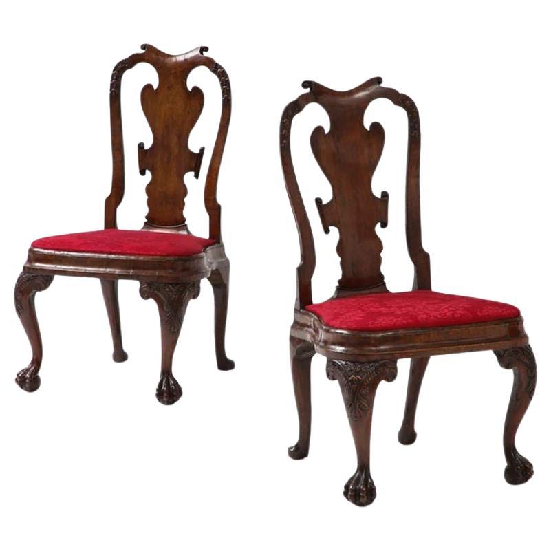 Paar anglo-Dutch-Stühle aus geschnitztem Nussbaumholz im Angebot