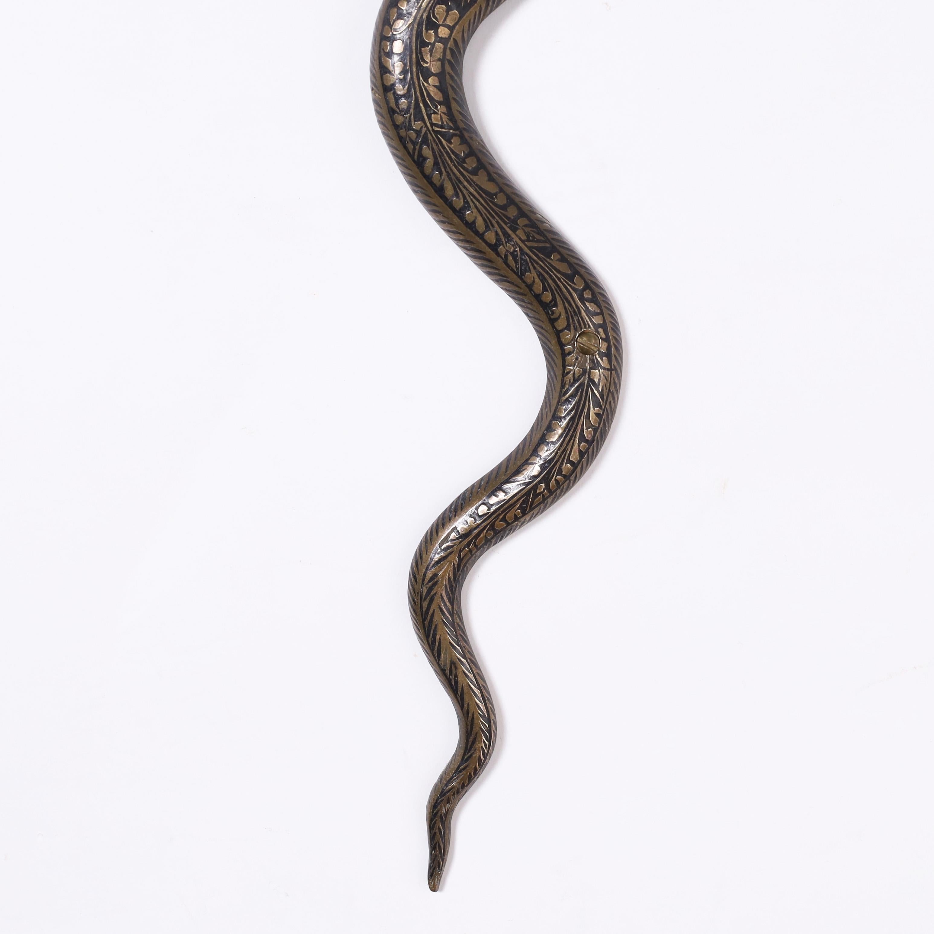 Coppia di lampade da parete a cobra in ottone anglo-indiano in vendita 1
