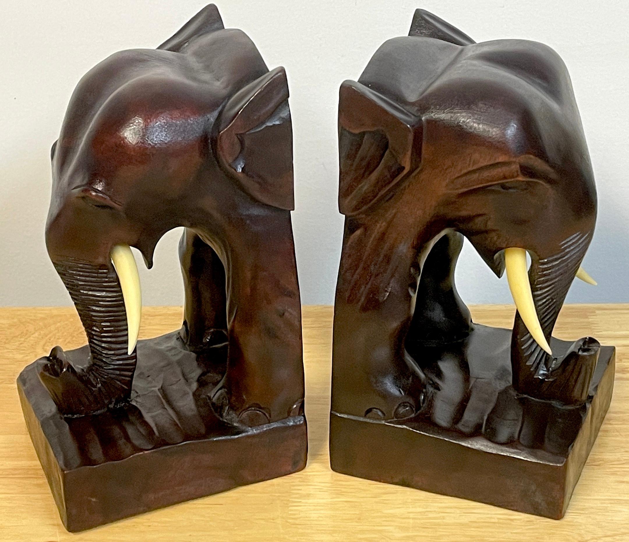 Sculpté à la main Paire de serre-livres anglo-indiennes en teck sculpté en forme d'éléphant en vente