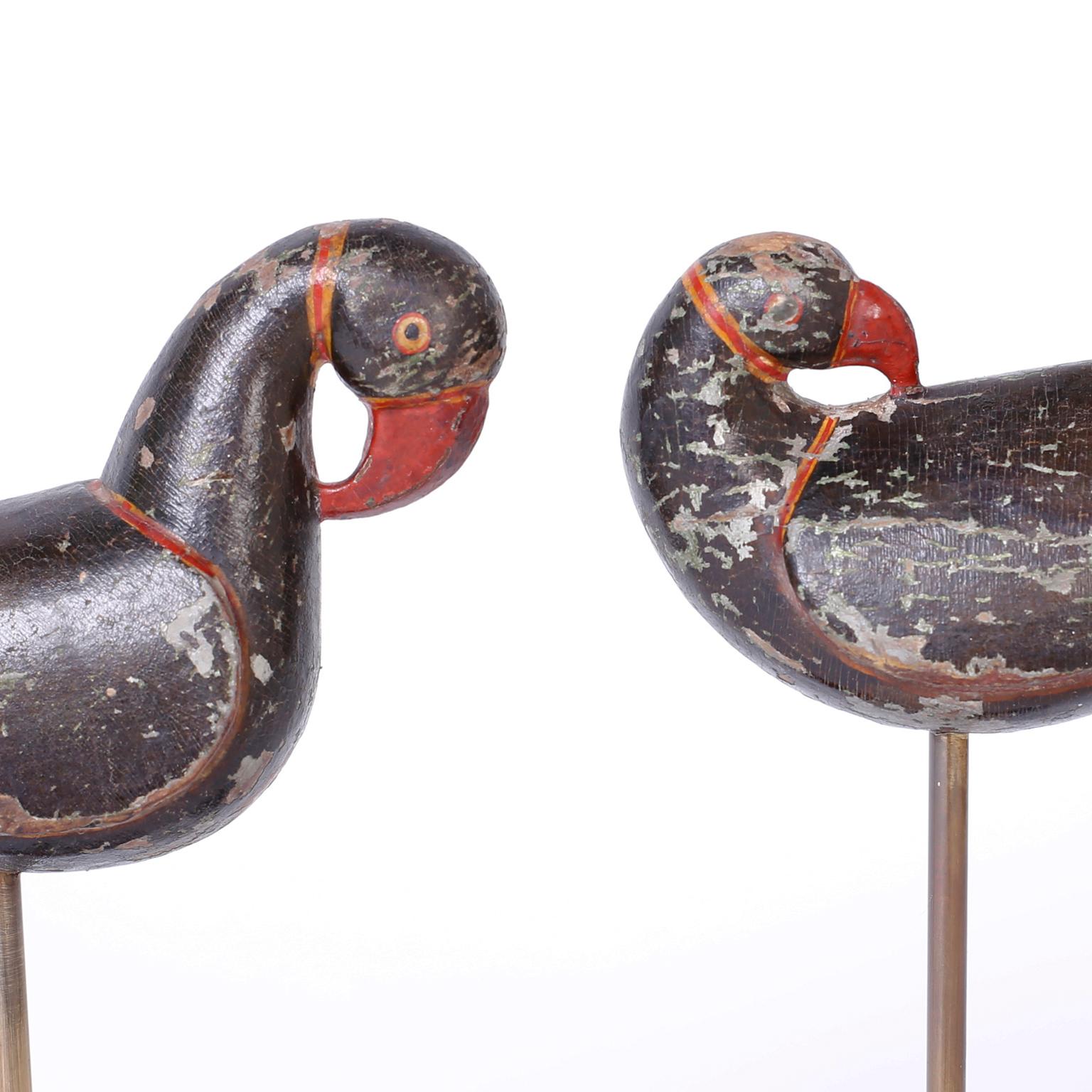 Pareja de pájaros anglo indios de madera tallada sobre peanas Madera dura en venta