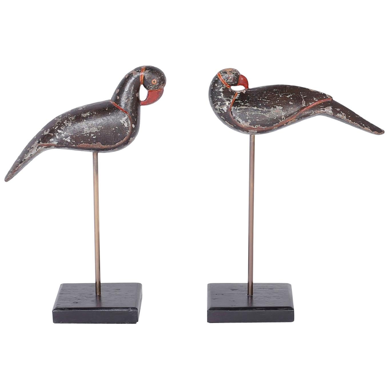 Paire d'oiseaux anglo-indiens en bois sculpté sur pied