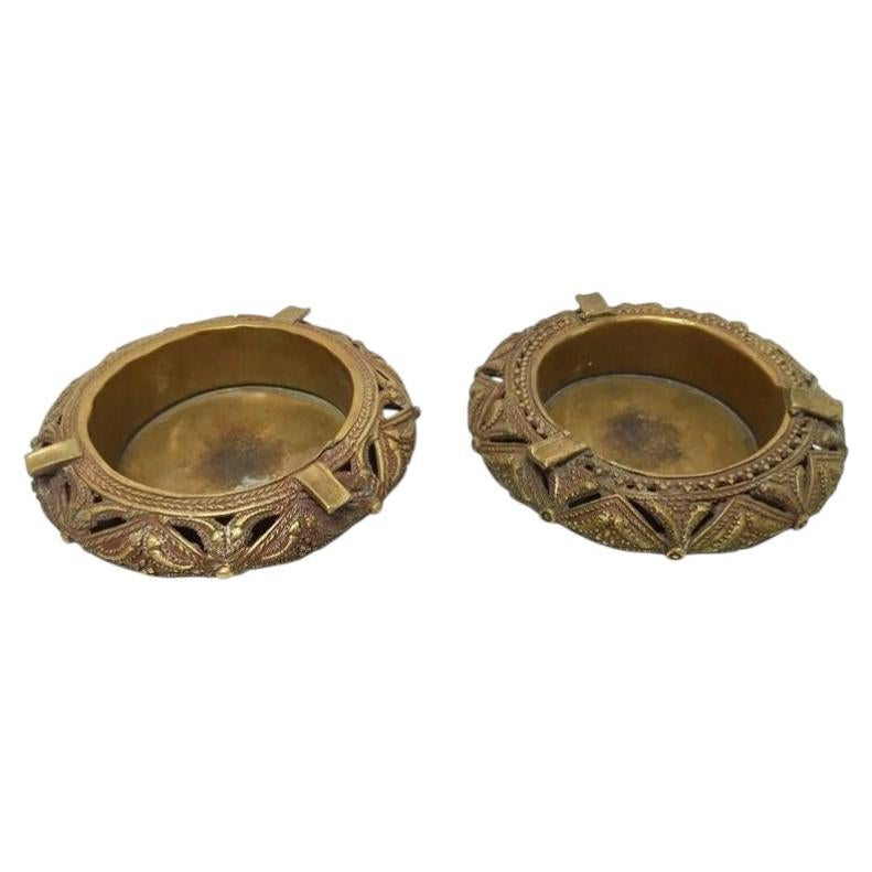 Coppia di posacenere anglo-indiani in ottone fuso Dhokra, bracciale tribale a forma di catino in vendita