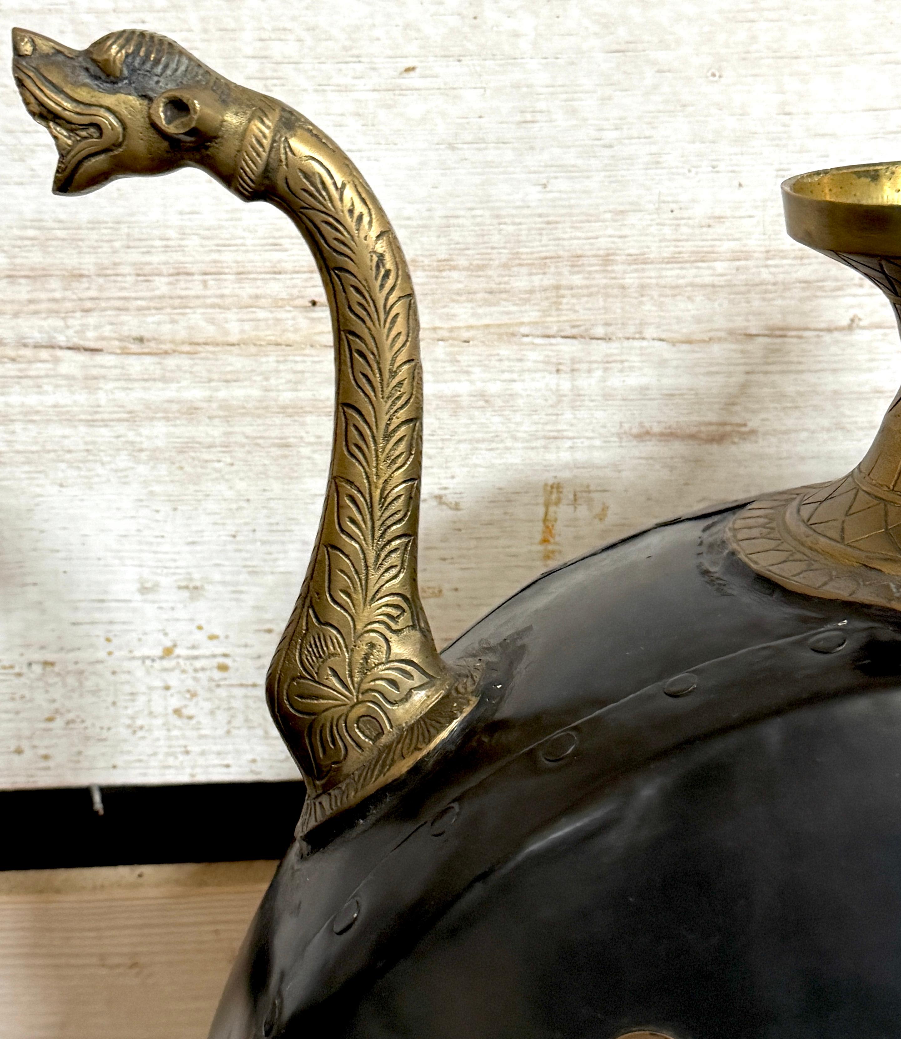 Coppia di cappe anglo-indiane in ottone fuso e inciso, smalto nero e monete inglesi in vendita 3