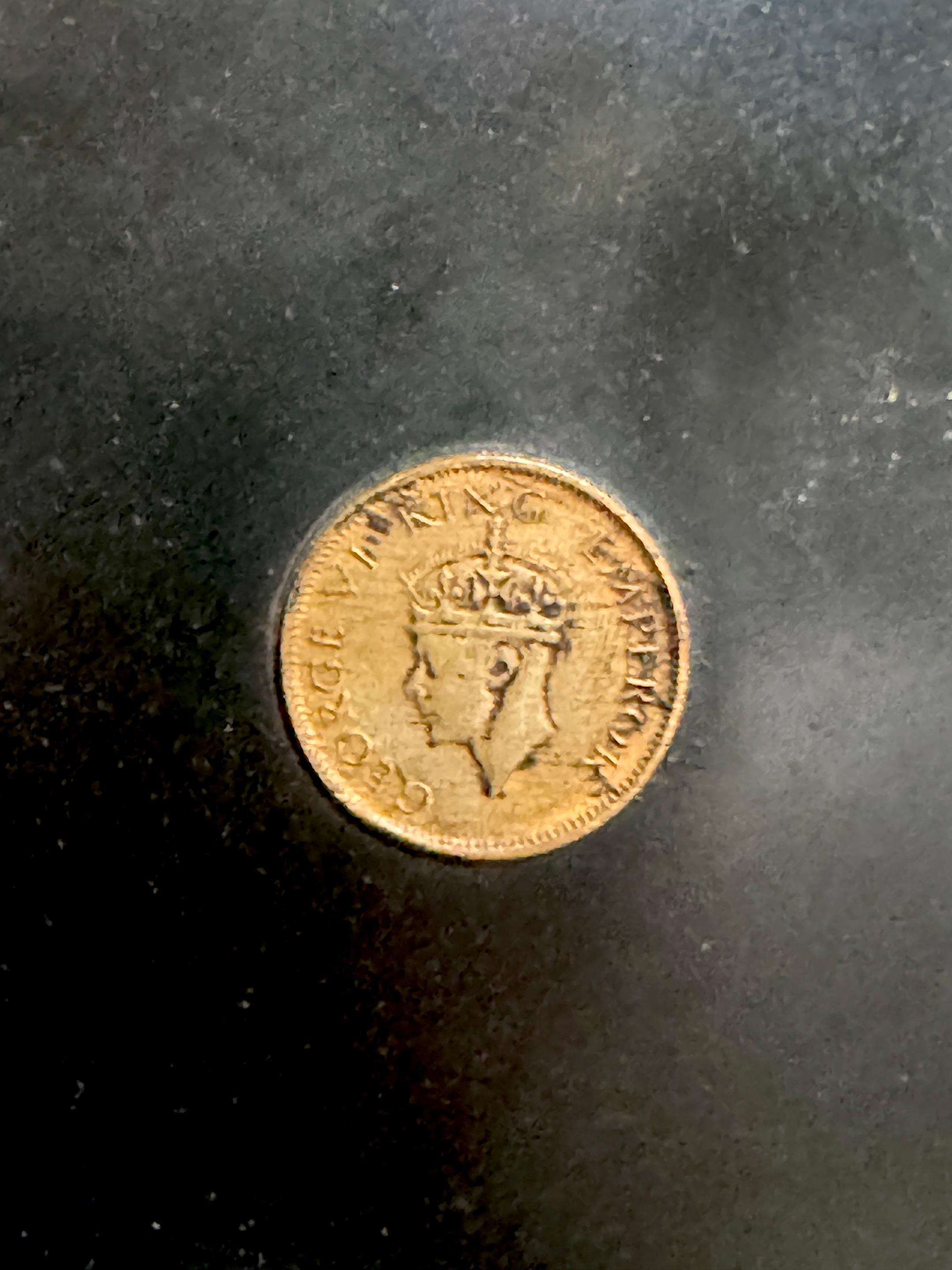 Coppia di cappe anglo-indiane in ottone fuso e inciso, smalto nero e monete inglesi in vendita 5