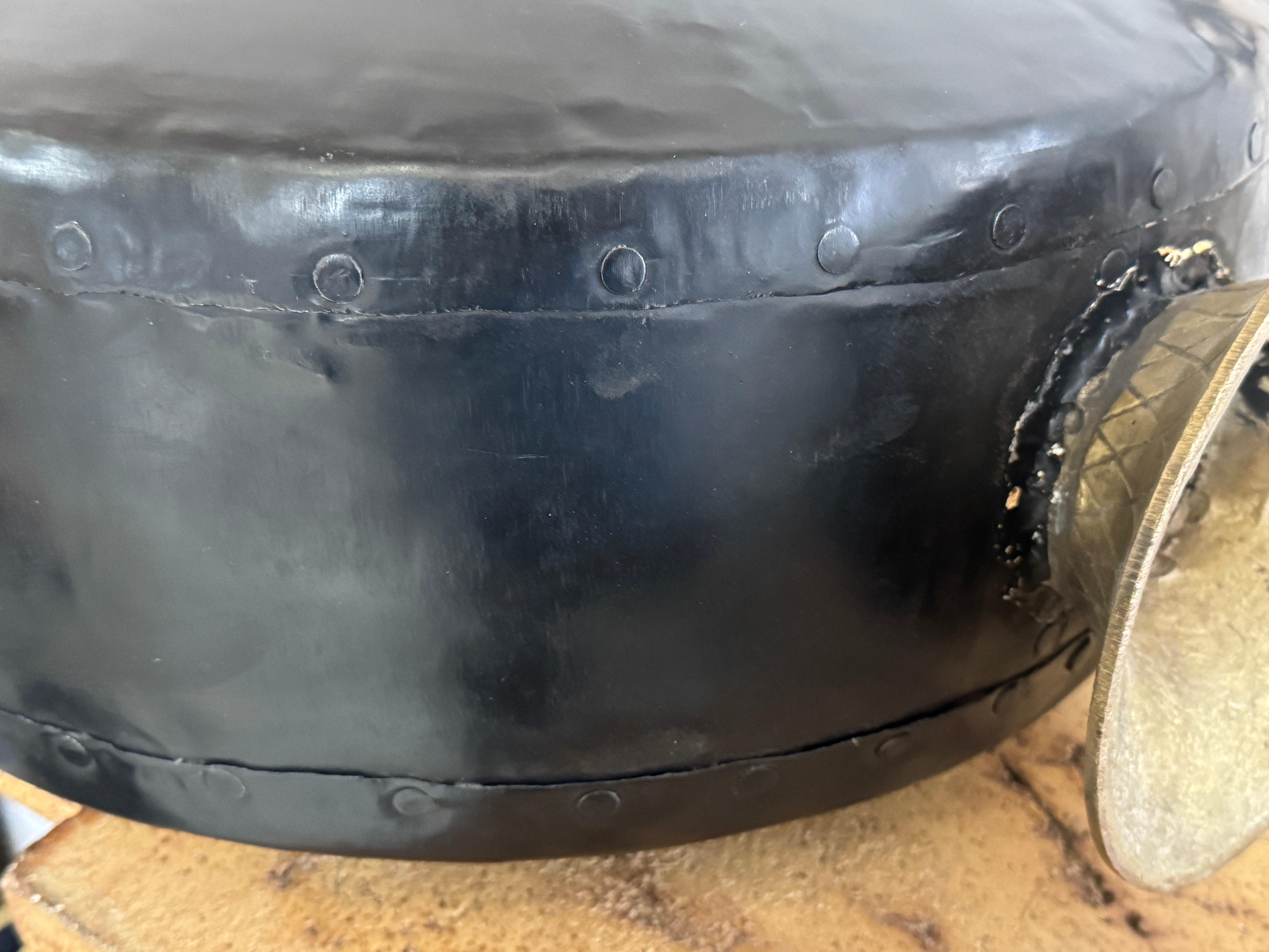 Coppia di cappe anglo-indiane in ottone fuso e inciso, smalto nero e monete inglesi in vendita 6