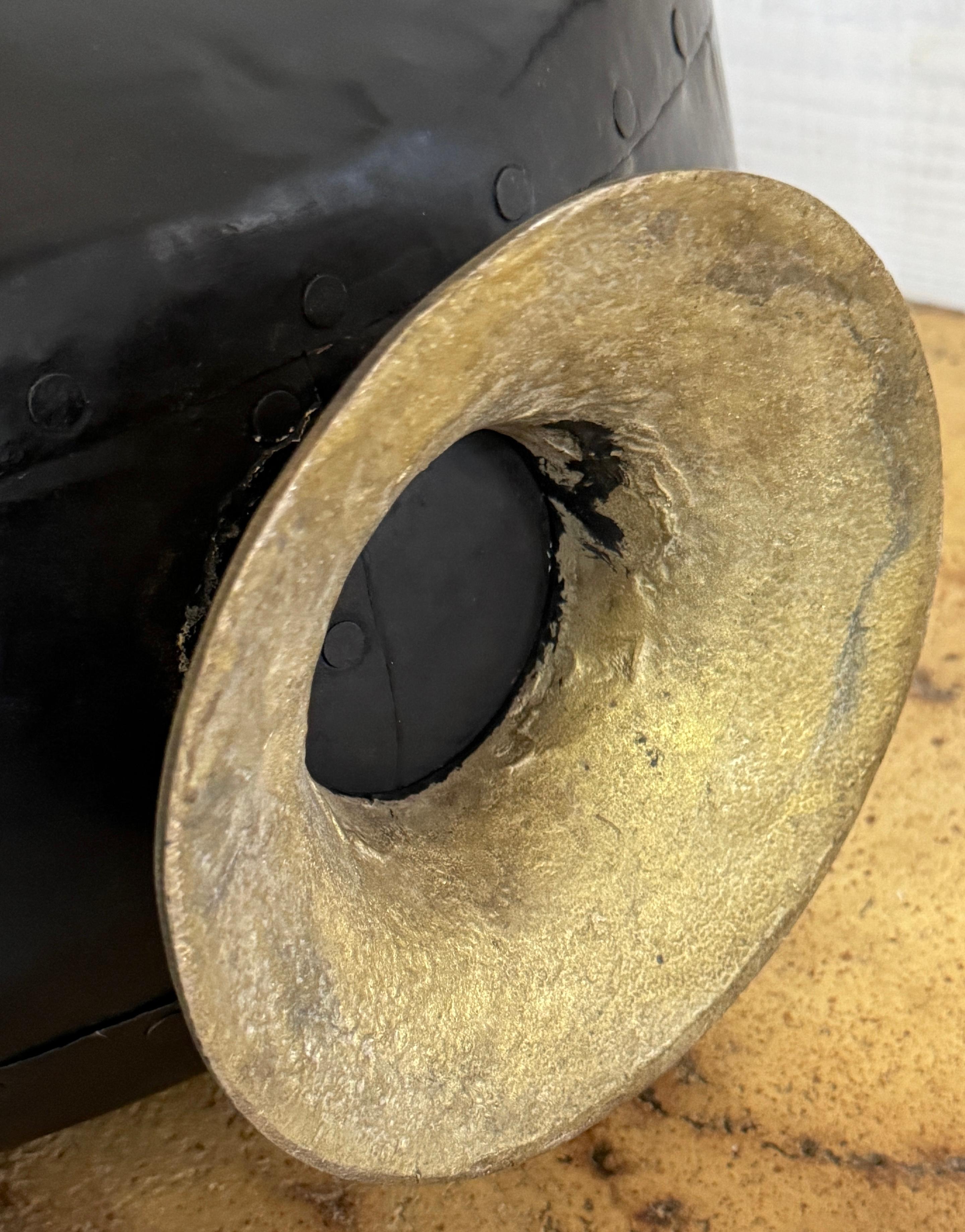 Coppia di cappe anglo-indiane in ottone fuso e inciso, smalto nero e monete inglesi in vendita 10