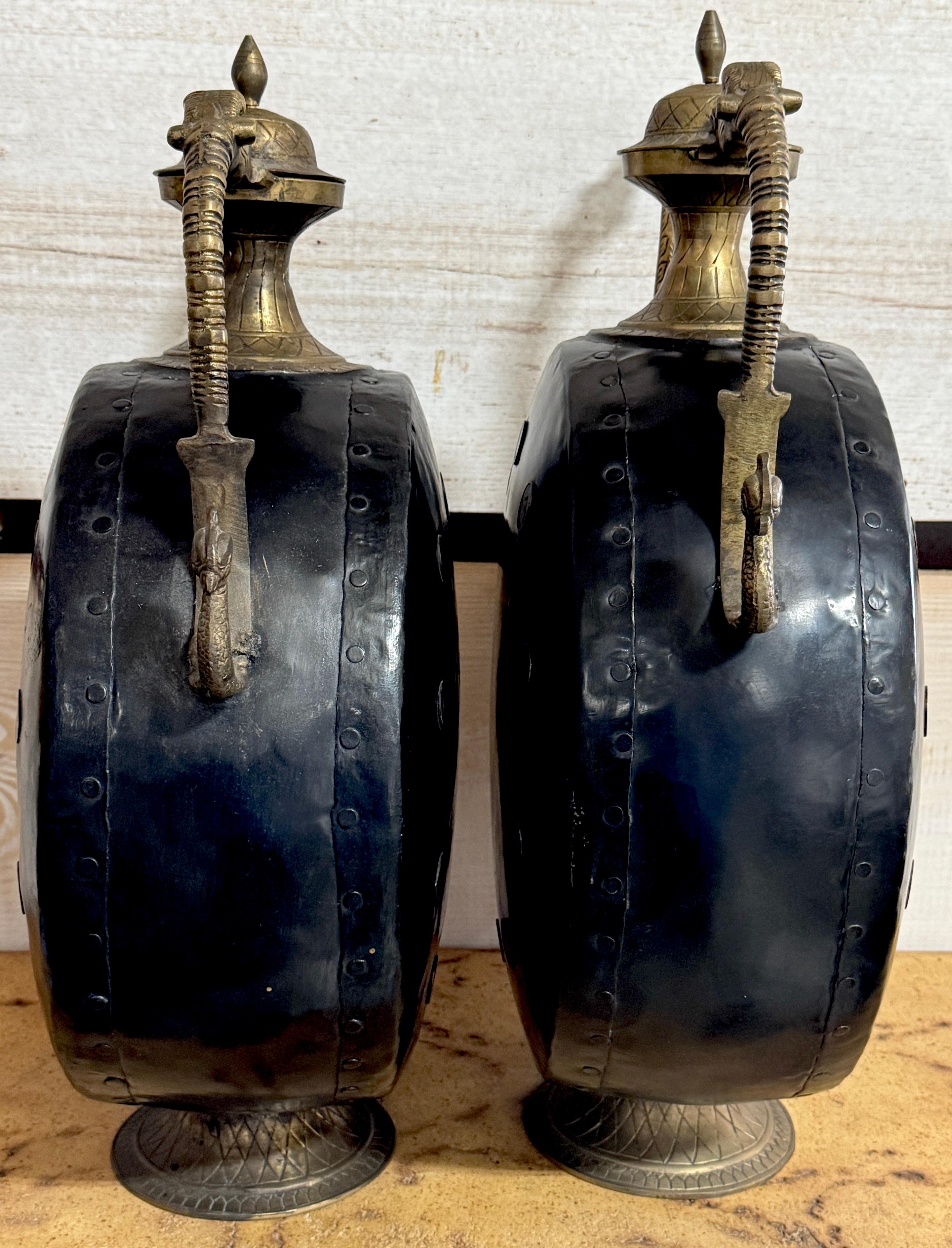 Calco Coppia di cappe anglo-indiane in ottone fuso e inciso, smalto nero e monete inglesi in vendita