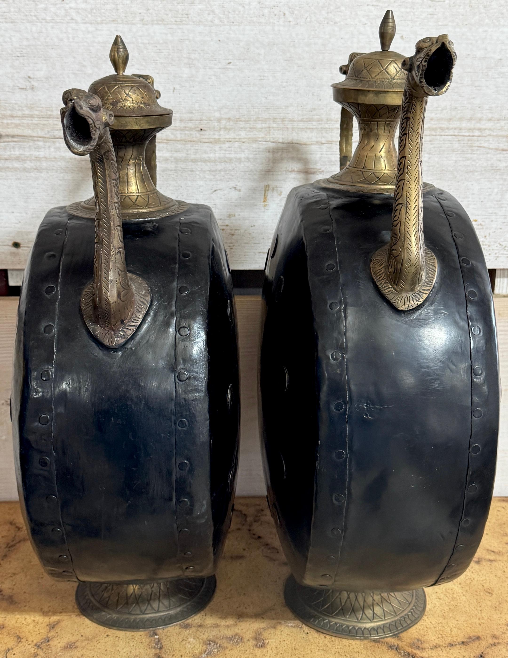 XX secolo Coppia di cappe anglo-indiane in ottone fuso e inciso, smalto nero e monete inglesi in vendita