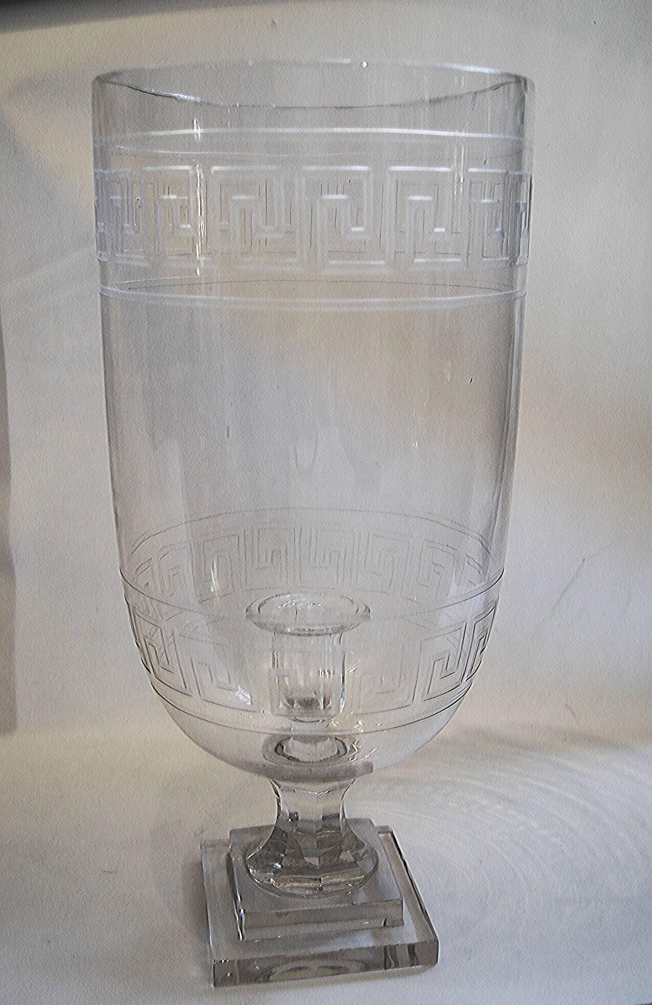 Paar anglo-indische geätzte Kerzenhalter mit Sockel aus den 1950er Jahren.


    