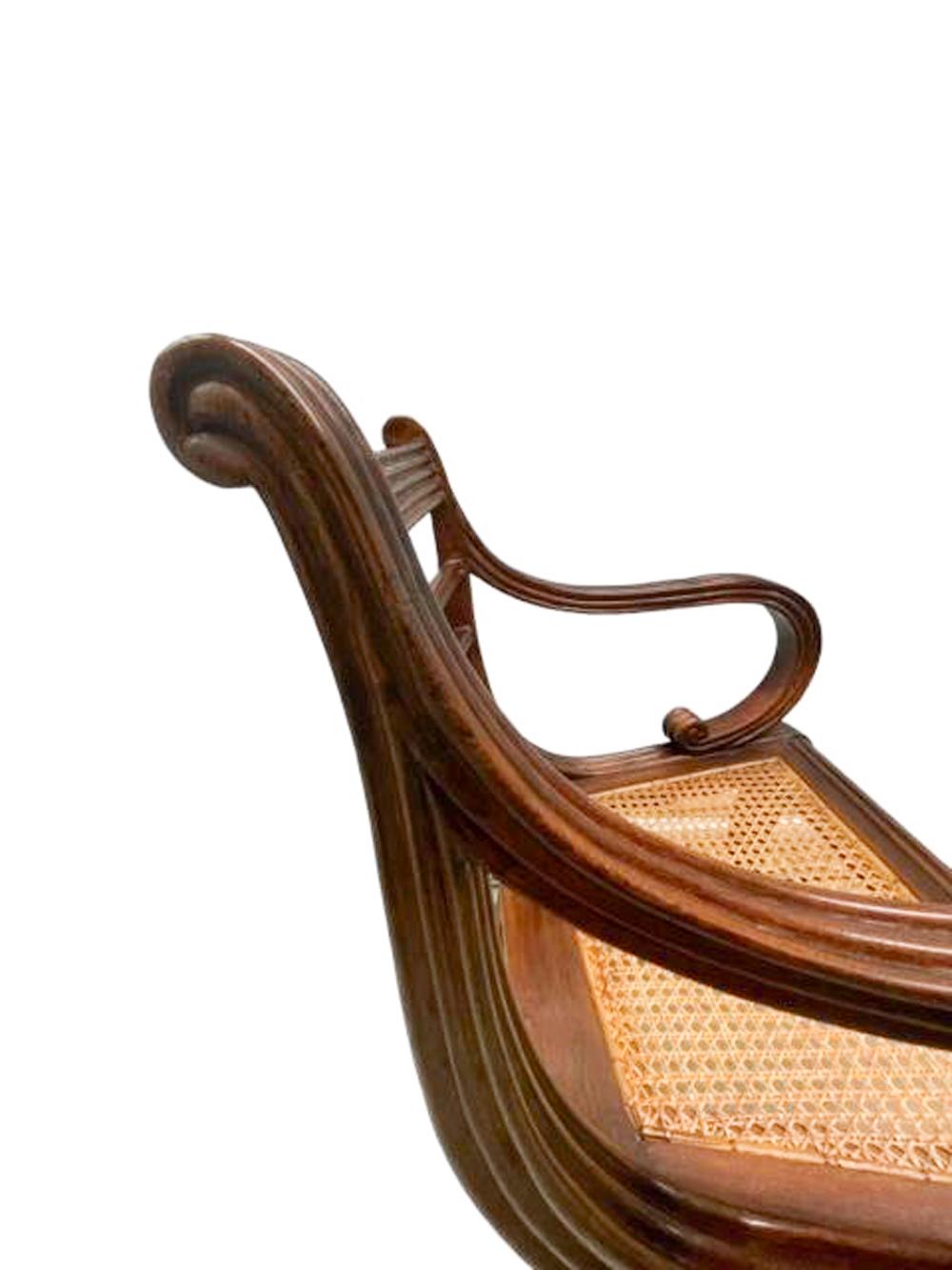 Paire de fauteuils anglo-indiens en acajou avec détails en roseau et sièges cannés  en vente 5