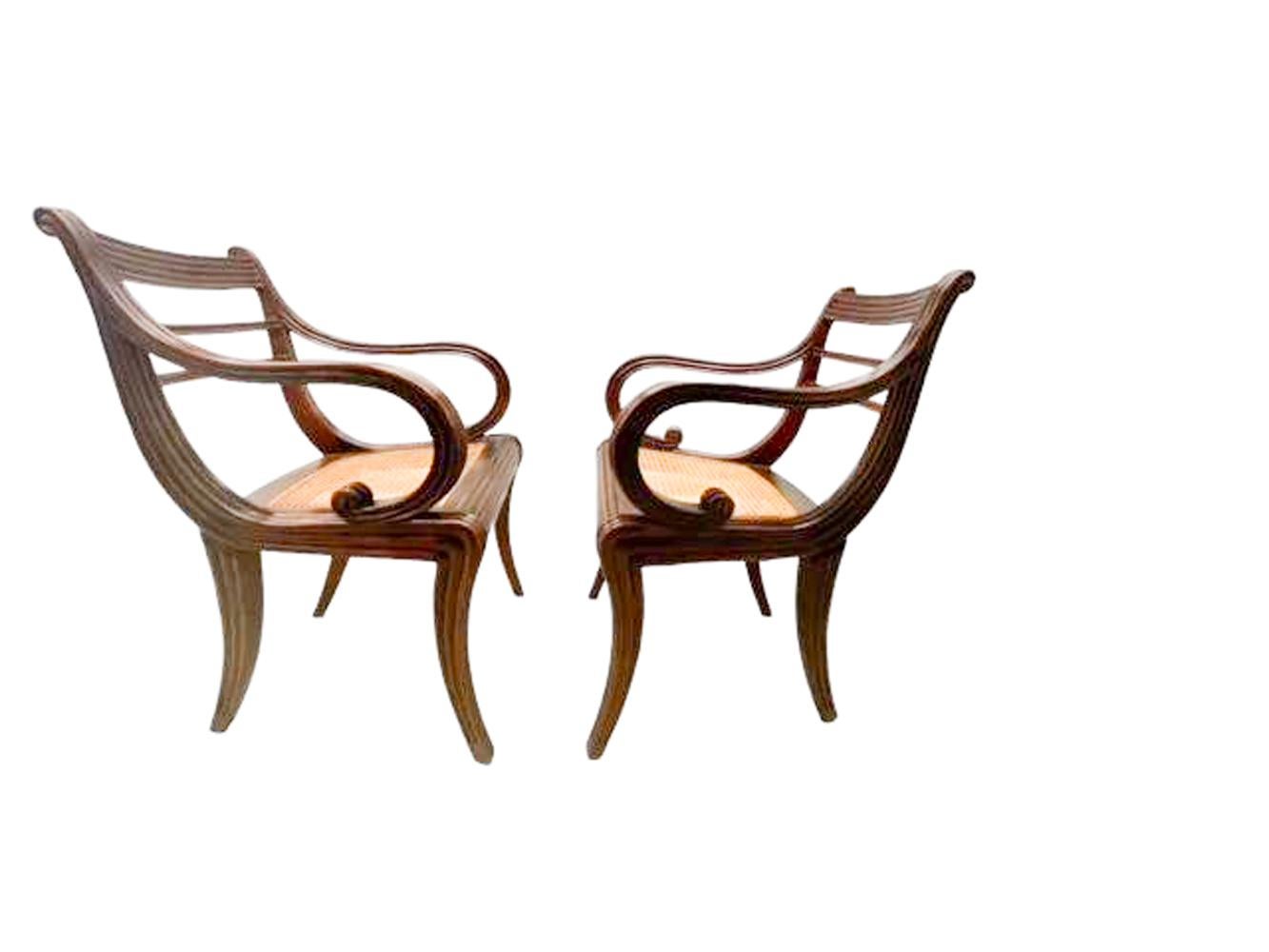 Paar anglo-indische Mahagoni-Sessel mit Schilfdetails und Sitzflächen aus Schilfrohr  (Anglo Raj) im Angebot