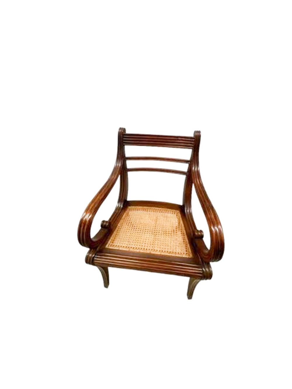 Indien Paire de fauteuils anglo-indiens en acajou avec détails en roseau et sièges cannés  en vente