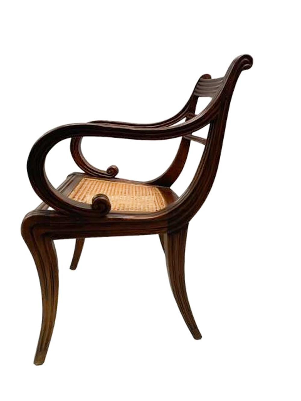XIXe siècle Paire de fauteuils anglo-indiens en acajou avec détails en roseau et sièges cannés  en vente