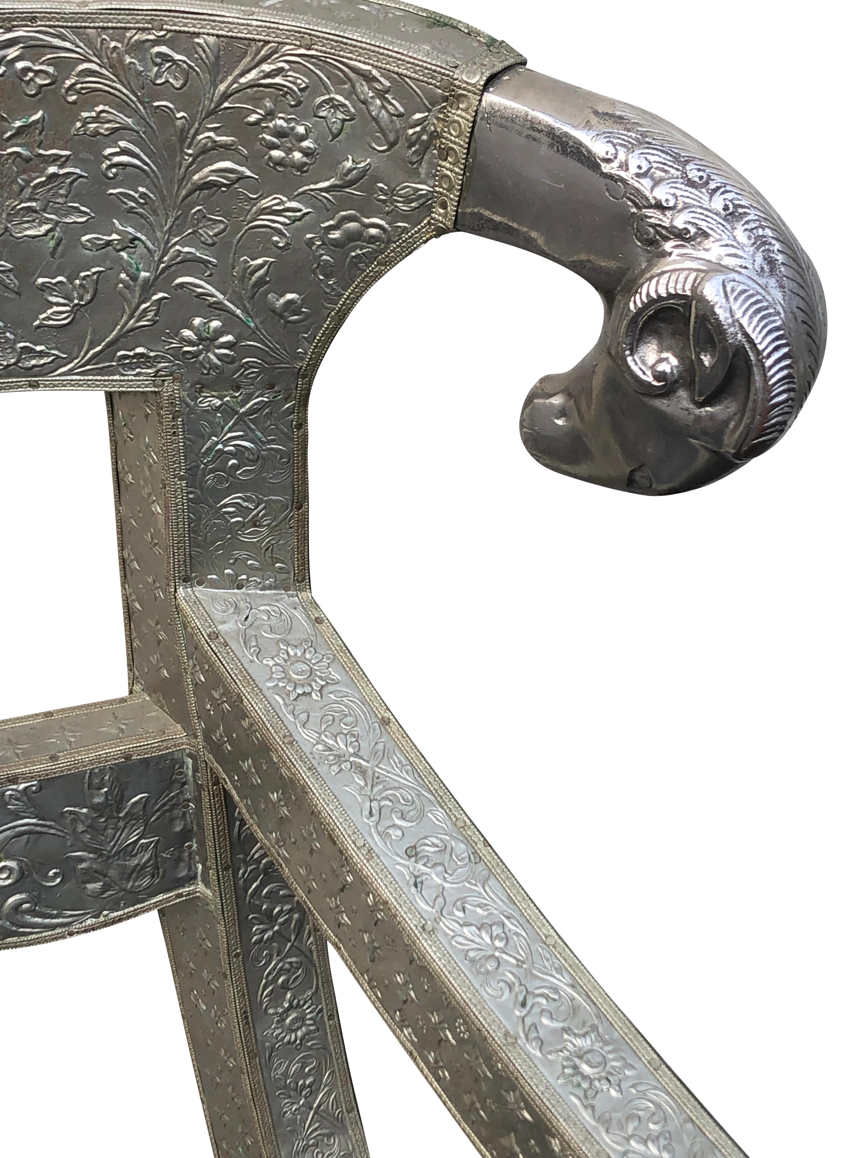 Paire de fauteuils anglo-indiens en métal argenté recouvert de têtes de béliers. en vente 8