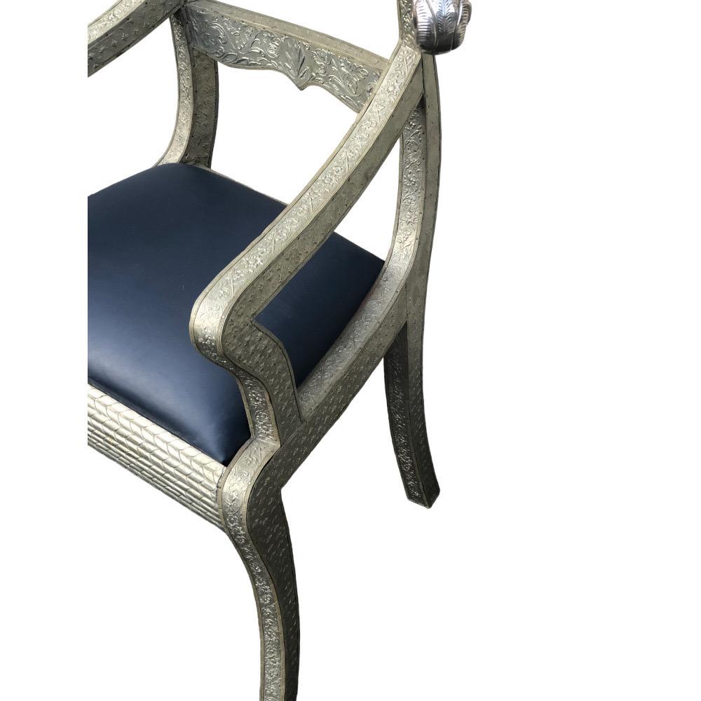 Métal Paire de fauteuils anglo-indiens en métal argenté recouvert de têtes de béliers. en vente