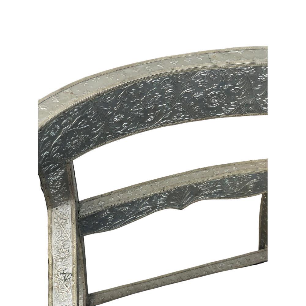 Paire de fauteuils anglo-indiens en métal argenté recouvert de têtes de béliers. en vente 1
