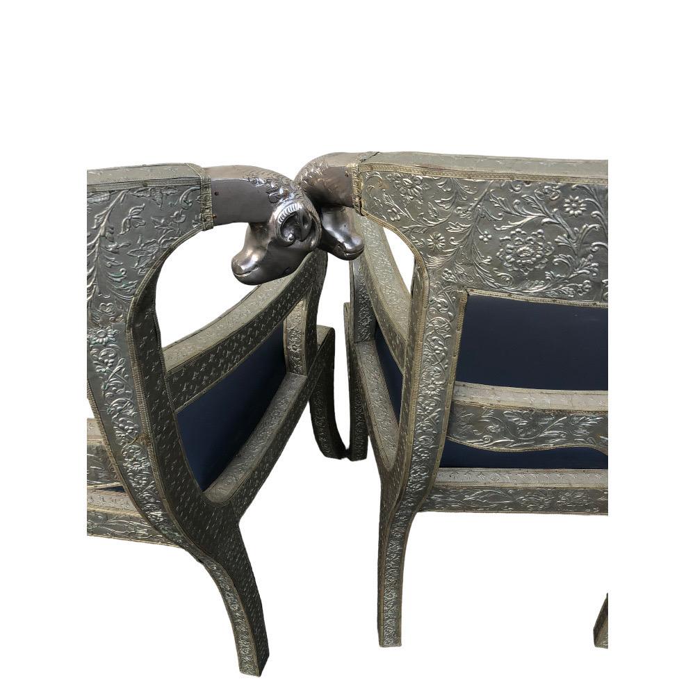 Paire de fauteuils anglo-indiens en métal argenté recouvert de têtes de béliers. en vente 3