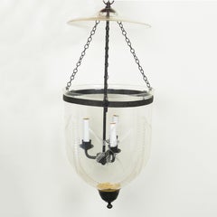 Ein Paar Glockenglas-Laternen im anglo-indischen Stil