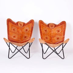 Paar Slingstühle aus geprägtem Leder im anglo-indischen Stil