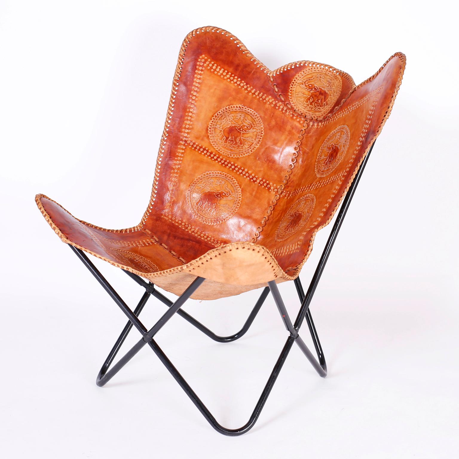 Anglo-indien Paire de fauteuils en cuir gaufré de style anglo-indien en vente