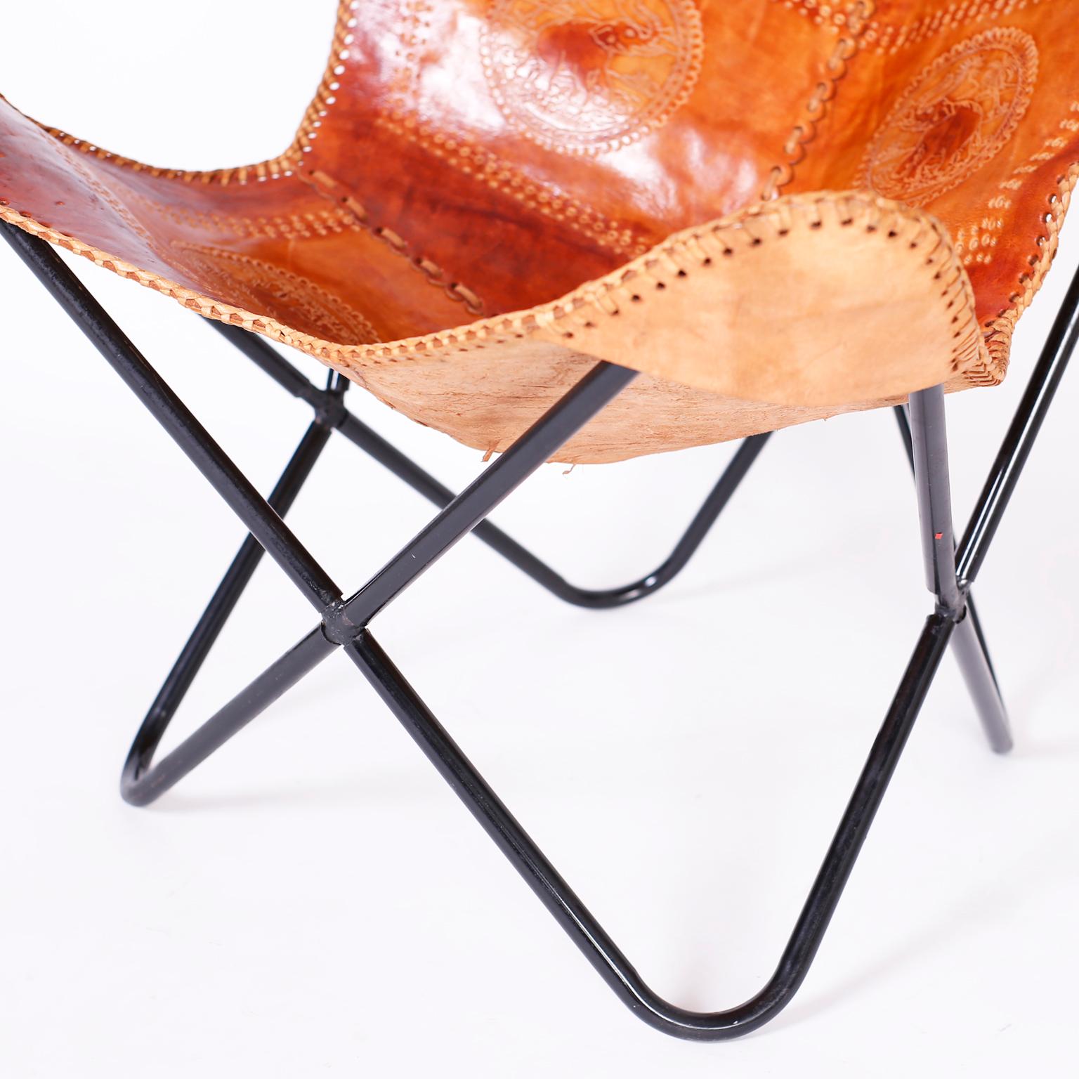 Paire de fauteuils en cuir gaufré de style anglo-indien en vente 1