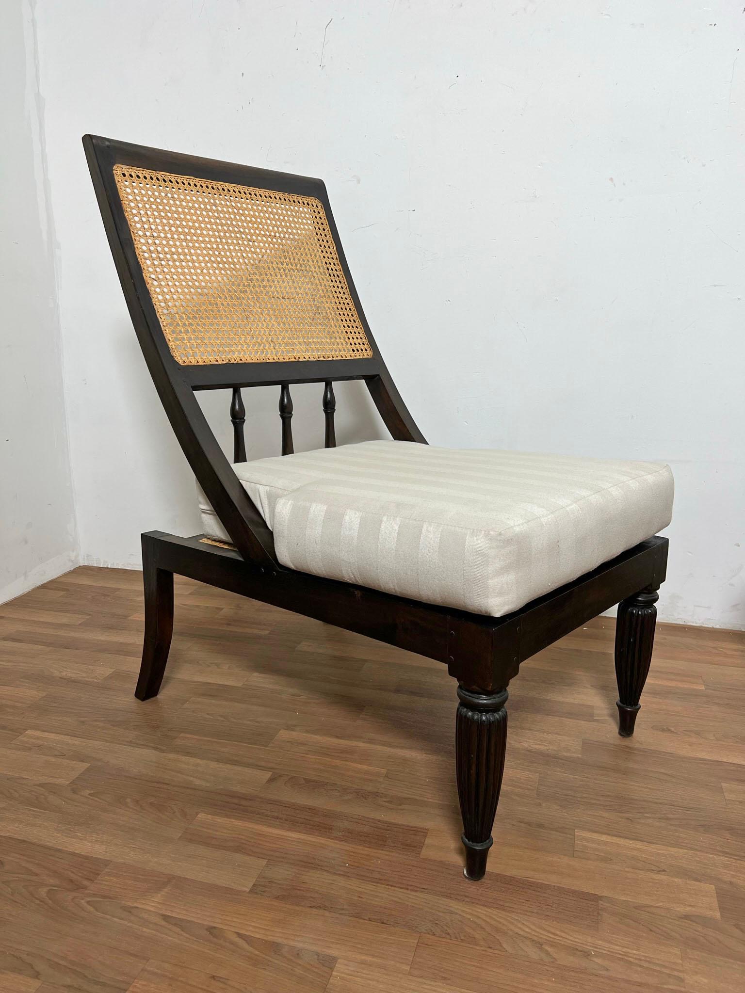 Ein Paar Slipper Lounge Chairs im anglo-indischen Stil (Anglo-indisch) im Angebot