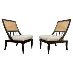 Ein Paar Slipper Lounge Chairs im anglo-indischen Stil