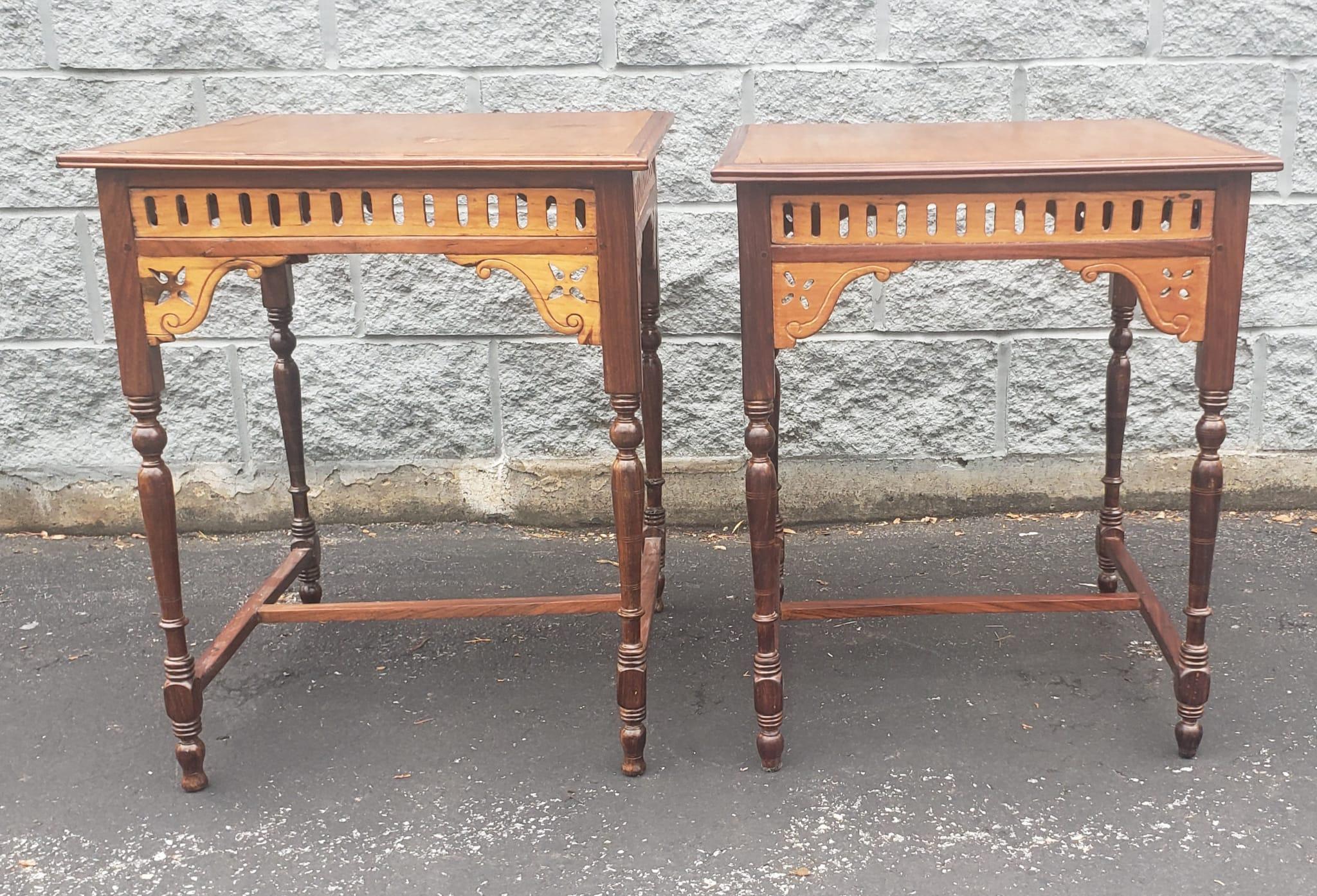 Ein Paar anglo-indische quadratische Beistelltische aus Nussbaum und Palisanderholz im viktorianischen Stil im Angebot 2