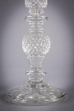 Pareja de candeleros angloirlandeses de vidrio tallado y facetado, hacia 1820