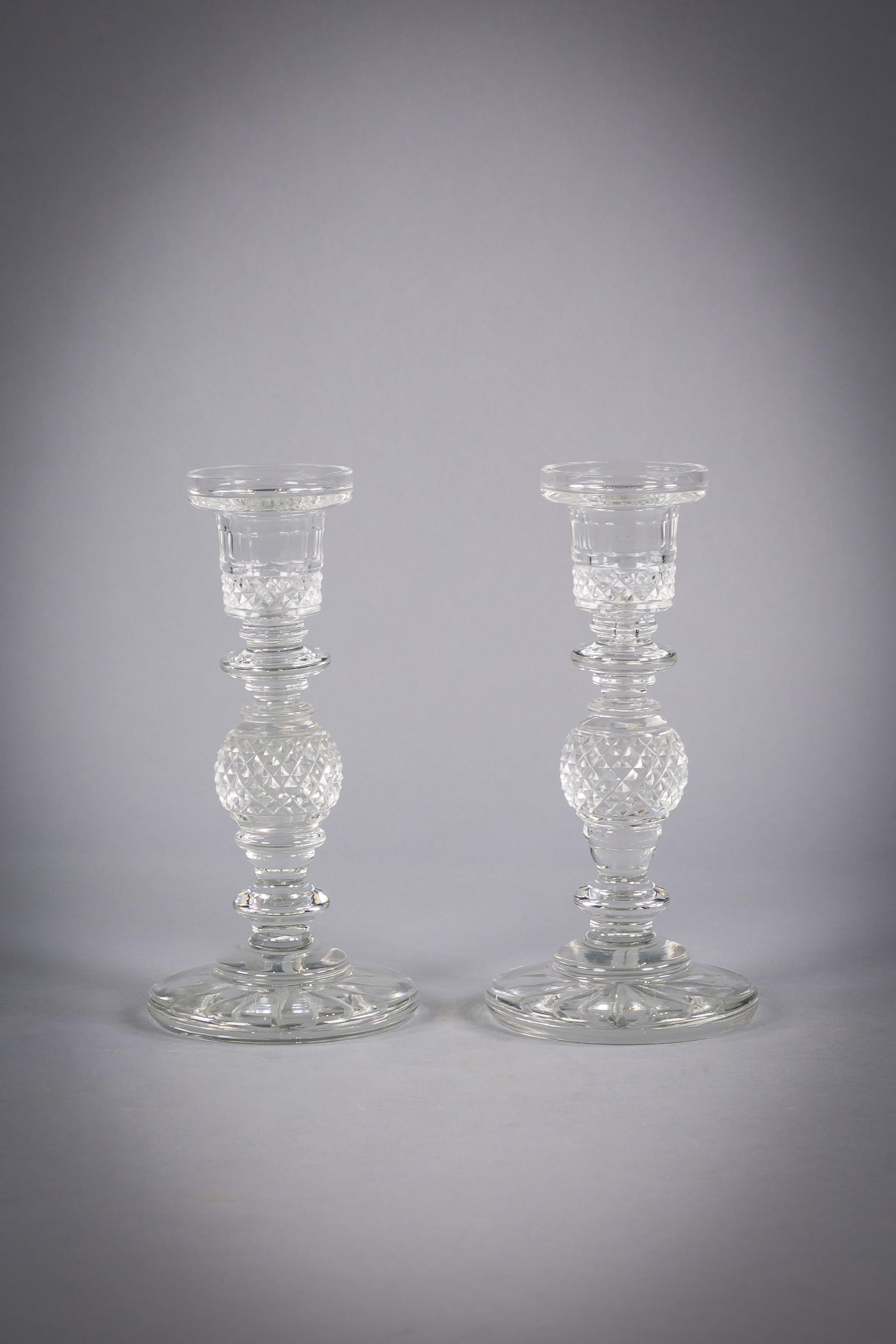 Pair of Anglo Irish Cut and Faceted Glass Candlesticks, circa 1820 In Good Condition For Sale In New York, NY