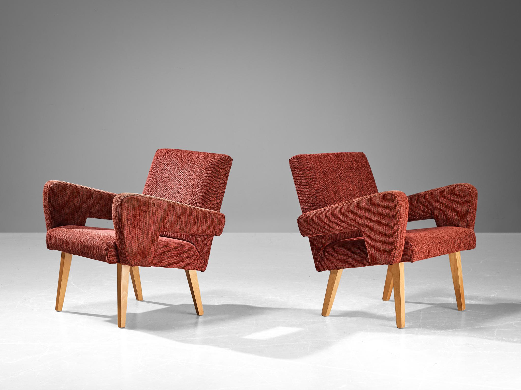 Paire de chaises longues, velours, hêtre teinté, République tchèque, années 1960

Ces fauteuils bien proportionnés ont une apparence claire avec des formes angulaires et des lignes frappantes qui dominent la disposition. On remarque les accoudoirs