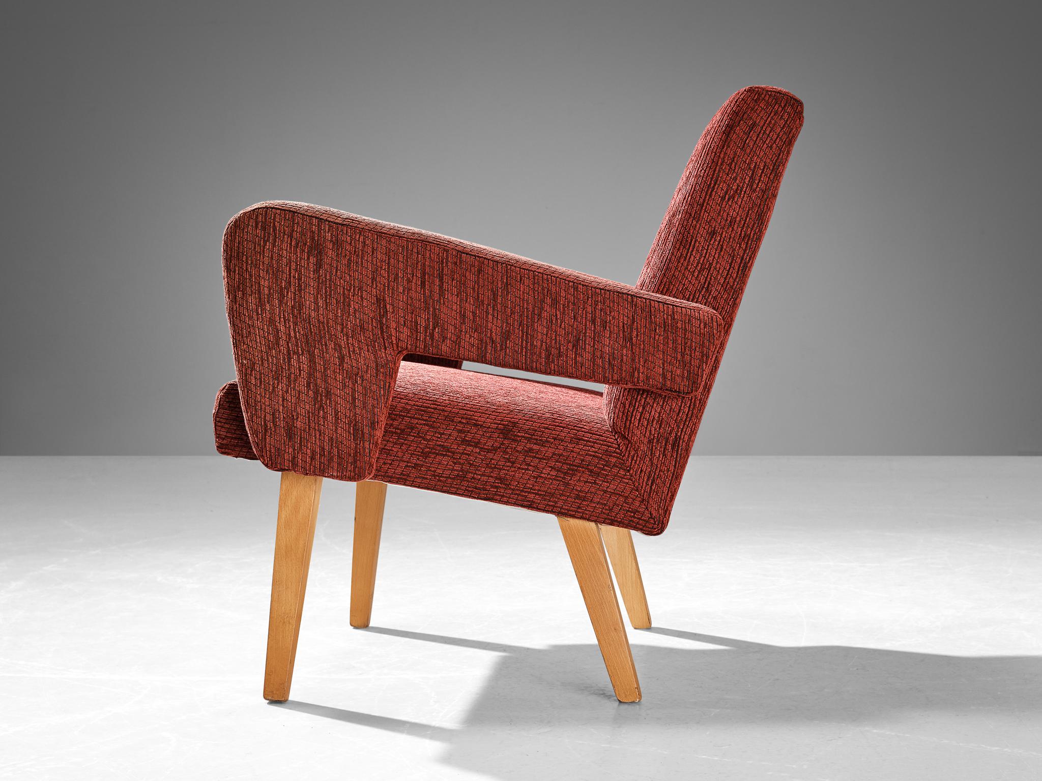 Mid-Century Modern Paire de fauteuils angulaires en tapisserie rouge  en vente