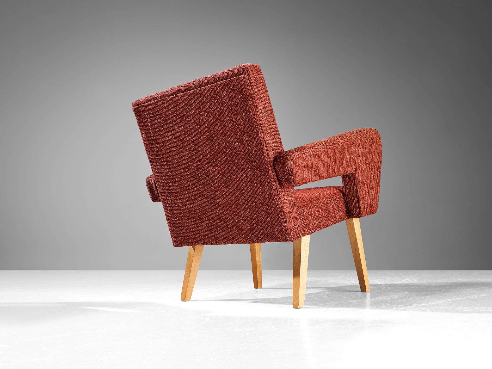 Tchèque Paire de fauteuils angulaires en tapisserie rouge  en vente
