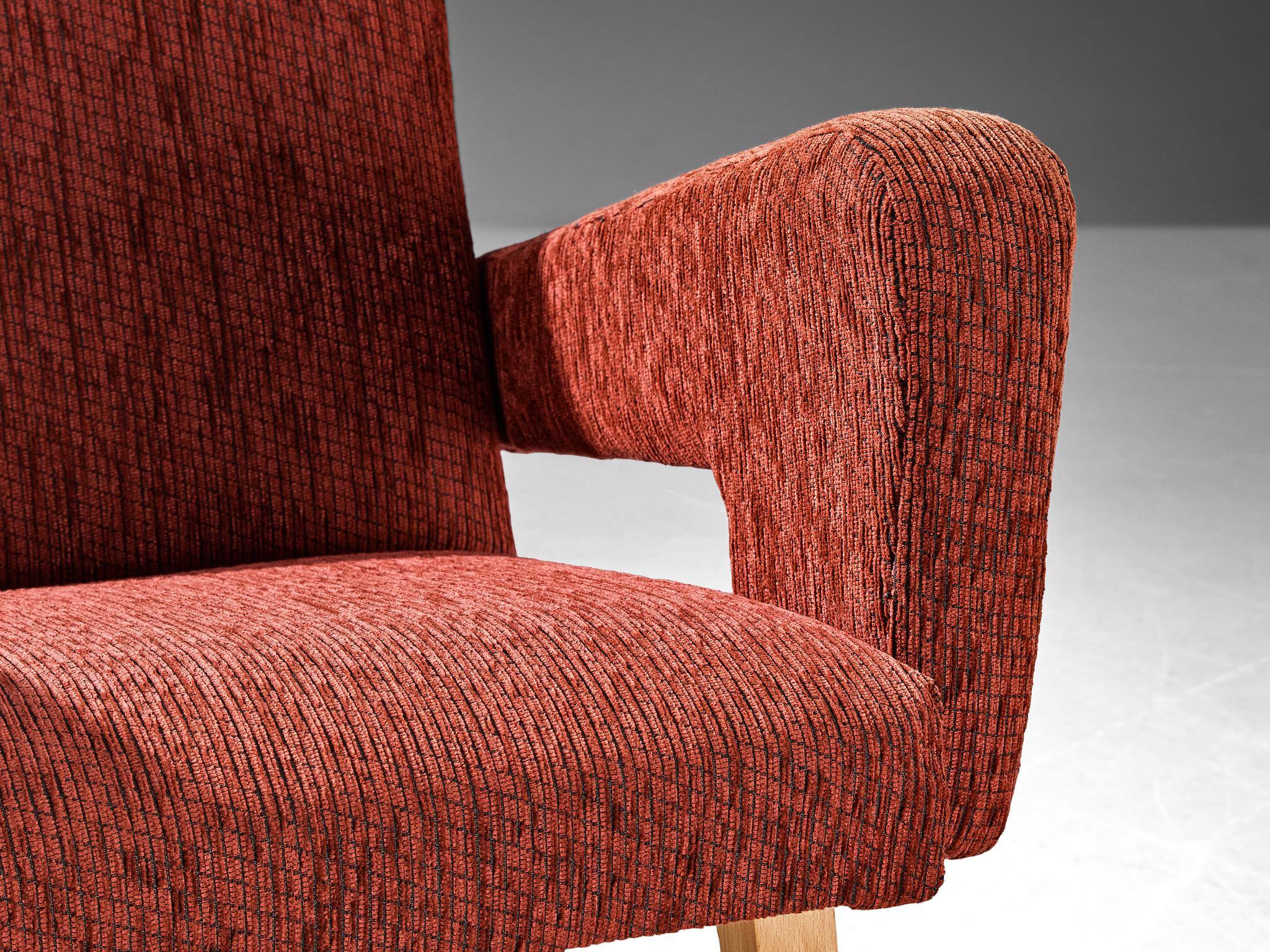 Paire de fauteuils angulaires en tapisserie rouge  Bon état - En vente à Waalwijk, NL