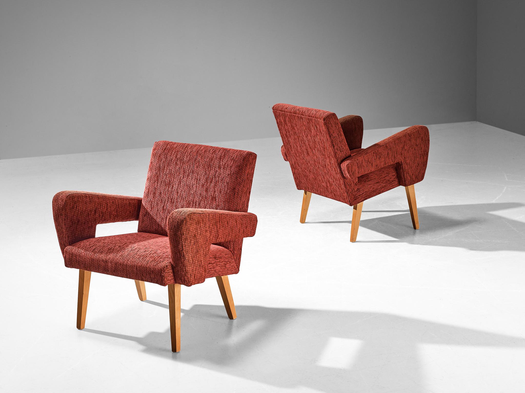 Milieu du XXe siècle Paire de fauteuils angulaires en tapisserie rouge  en vente