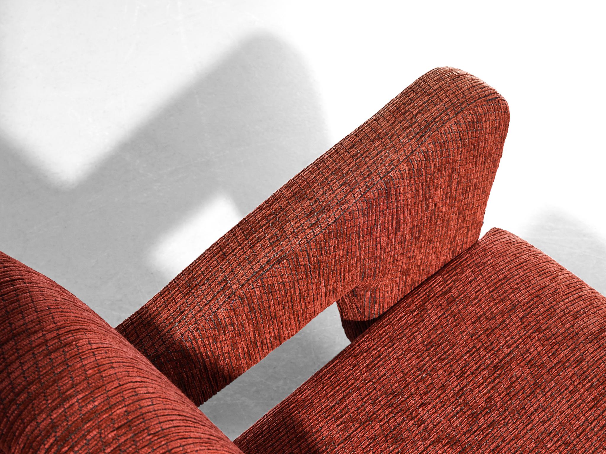 Tissu Paire de fauteuils angulaires en tapisserie rouge  en vente