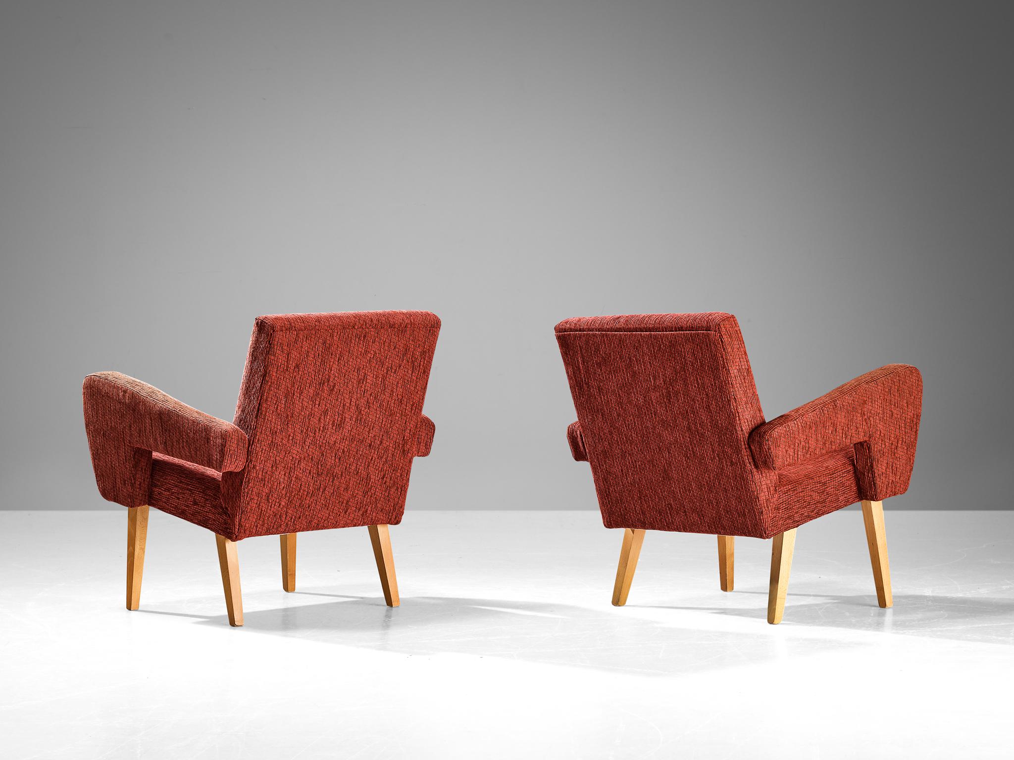 Paire de fauteuils angulaires en tapisserie rouge  en vente 1