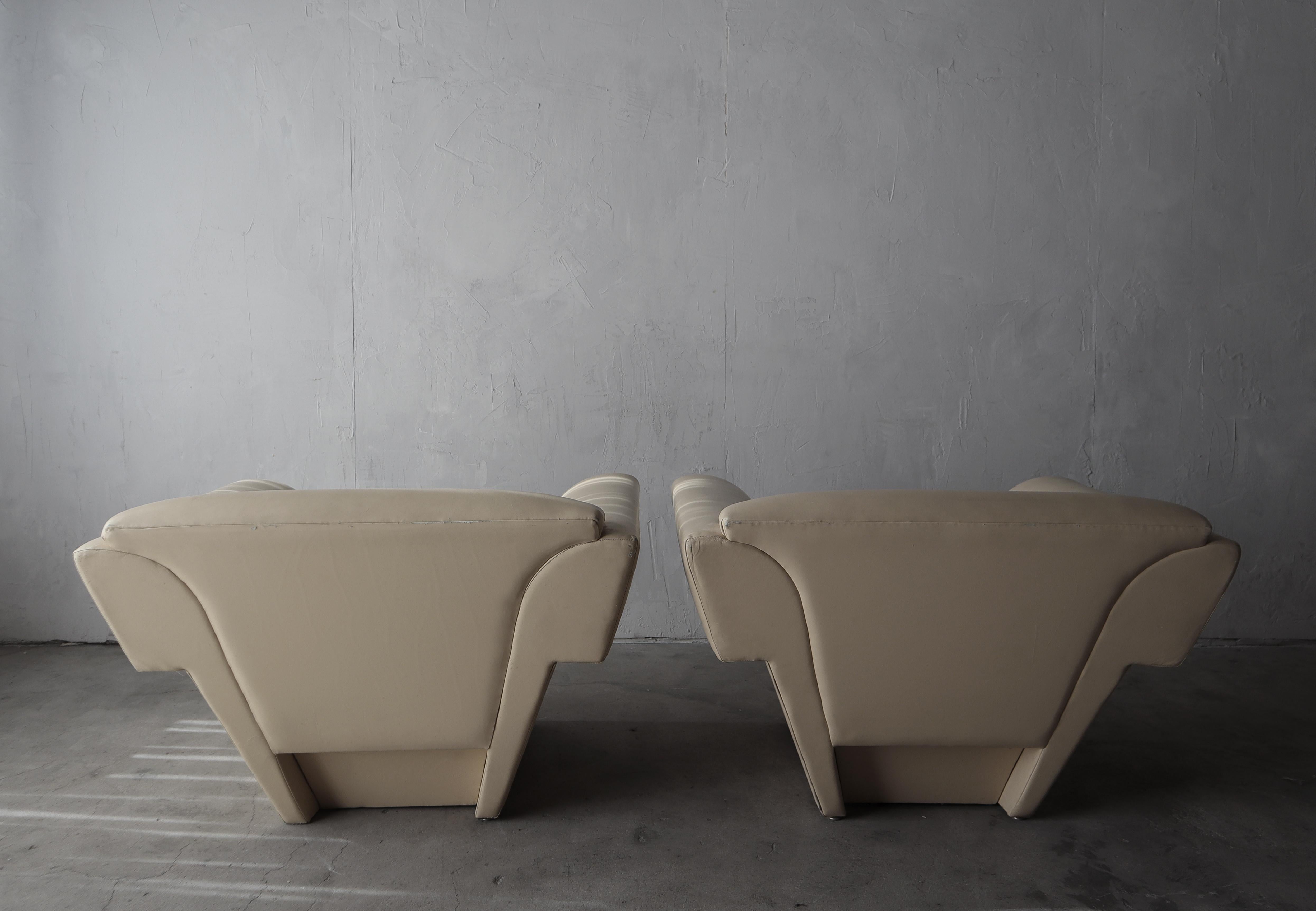 20ième siècle Paire de fauteuils de salon angulaires post-modernes en vente