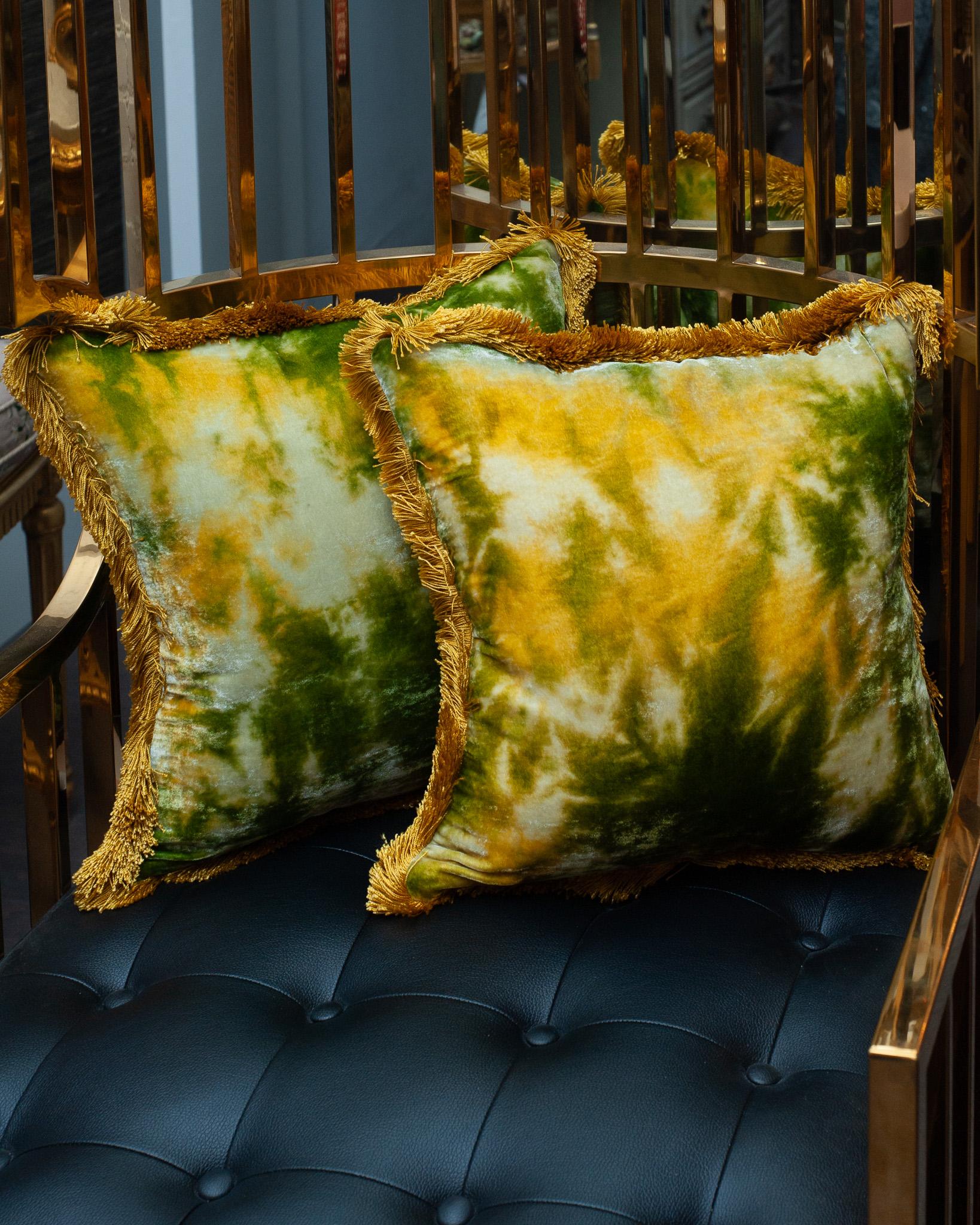 Paire de coussins Anke Dreschel en velours de soie vert et or avec bordure à franges Neuf - En vente à Toronto, ON