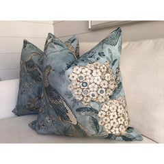 Paar Anna French für Thibaut "Villeneuve" in Aqua Vogel- und Blumenkissen