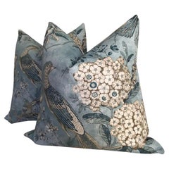 Coppia di cuscini Anna French per Thibaut "Villeneuve" con uccelli e fiori color acqua